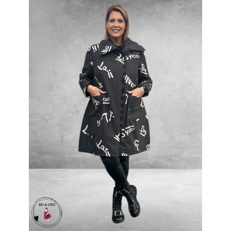 SINNE DESIGN Jas Zwart Letters Beige